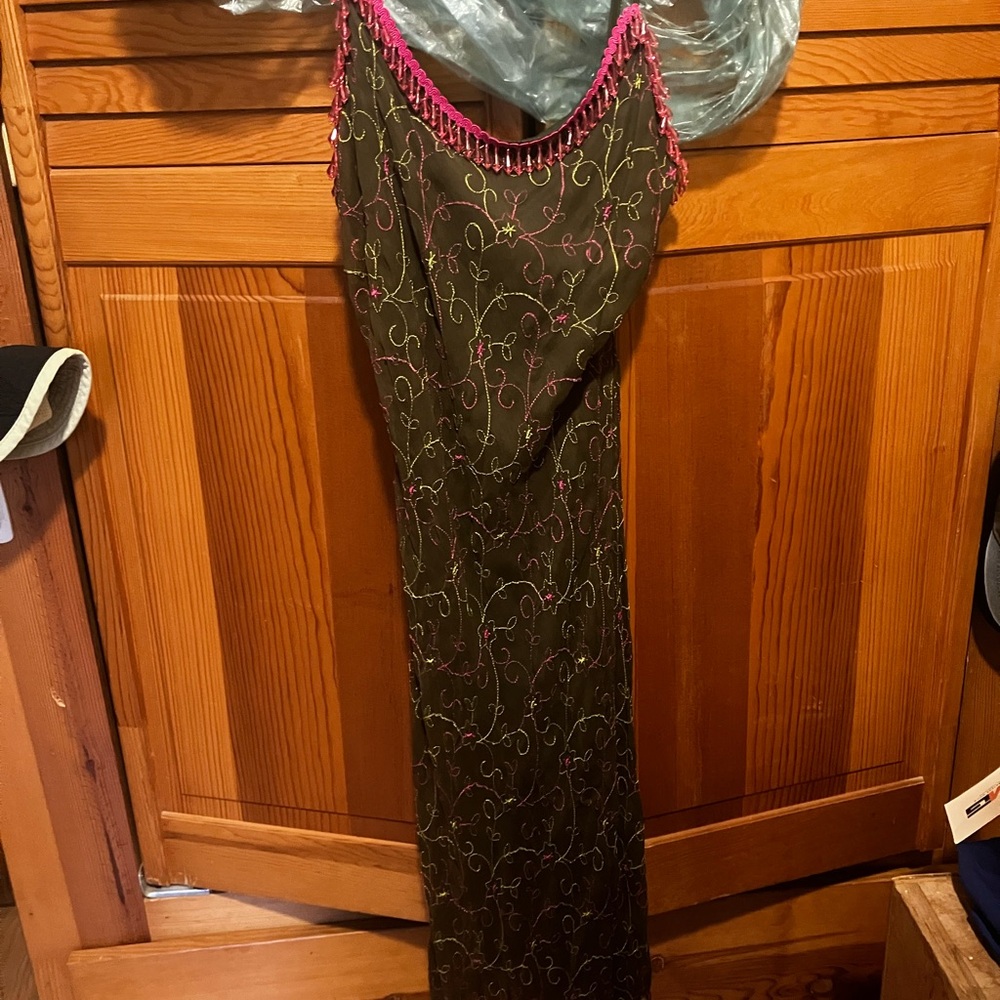 Betsy Johnson Vintage Embroidered Pattern Dark Olive 🫒 Dress with Pink Accents.